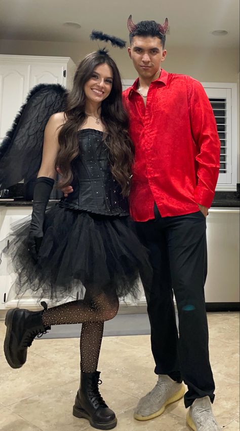 Cupples Halloween Costumes Ideas, Diy Couple Halloween Costumes, Best Halloween Costumes For Couples, Angel And Devil Costume, Angel Y Diablo, Easy Couple Halloween Costumes, Easy Couples Costumes, Cute Couples Costumes, Halloween Costumes Diy Couples