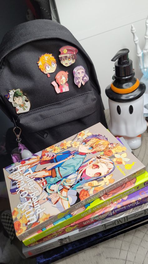 Anime Room Aesthetic Wallpaper, Anime Stand, Otaku Aesthetic, Anime Bedroom Ideas, Otaku Room, Inside My Bag, Backpack Decoration, Anime Room, Japan Aesthetic