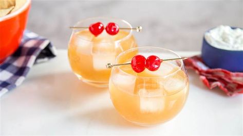 These Super Bowl-themed cocktails are perfect for game day - TODAY.com Tea Party Punch, Superbowl Cocktails, Superbowl Food, Themed Cocktails, Party Punch Recipes, Boston Tea, Party Punch, Rum Drinks, Super Bowl Party