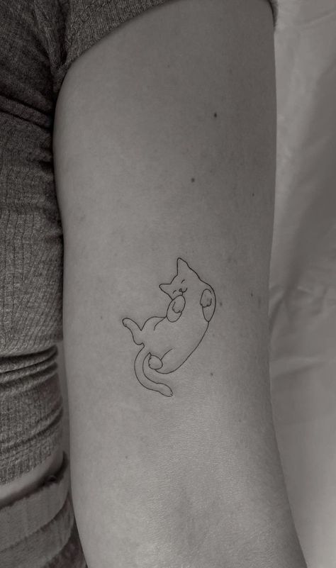 Tattoo studio Life Line Cat Tattoo Laying Down, Cat Ears And Nose Tattoo, Simple Pet Drawings, Cat On Back Tattoo, Fine Line Tattoo Minimalist Cat, Minimalistic Animal Tattoo, Small Cats Tattoos, Cat Tattoo With Name, British Shorthair Tattoo