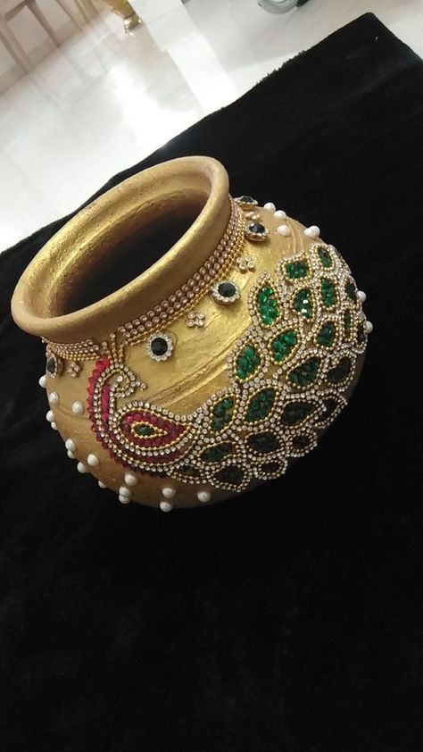 Thalambralu Decoration, Diwali Pot Decoration, Pot Decoration For Janmashtami, Matli Decoration For Navratri, Handi Decoration Ideas, Krishna Matki Decoration, Matki Decoration Ideas For Wedding, Matki Decoration Ideas For Janmashtami, Decorative Kalash