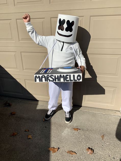 Marshmallow Costume Kids, Diy Marshmello Costume, S’mores Costume Diy, Dj Marshmello Costume, Marshmello Costume, Marshmello Face, Marshmallow Man Costume, Marshmallow Costume, Halloween Costume Outfits