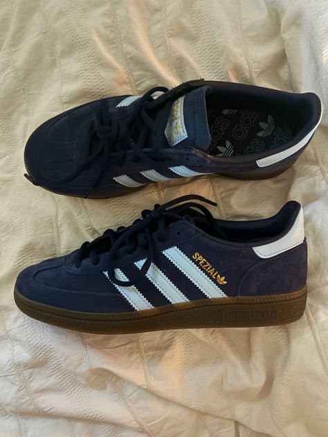 #fashion #style #summer #shopping #adidas #spezial #outfits #blue #outfitoftheday #streetstyle #style #aesthetic #cleangirlaesthetic #trendy Spezial Adidas Blue, Spezials Adidas, Spezial Adidas Outfit, Adidas Spezial Blue, Blue Adidas Spezial, Spezial Adidas, Fashion Style Summer, Summer Shopping, Nike Shoes Girls