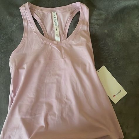 Cute Athletic Shirts, Lululemon Poshmark, Lulu Clothes, Cheap Lululemon, Lulu Shirt, Cute Fits For School, Lululemon Outfit, Anna Claire, Lululemon Shirts