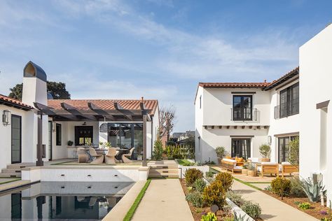 These Combined Newport Beach Houses Feel Anything But Compound-Y Beach Pool House, Spanish Style Home Exterior, Newport Beach House, Spanish Homes, Compound Wall Design, Compound Wall, Estate Garden, Spanish Style Home, Casas Coloniales