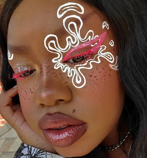 𝕬𝖚𝖙𝖚𝖒𝖓 on Instagram: “💞🤍Swirly Girl🤍💞 #FutureCrayonCutie #editorialblk #avantgardeblk  A super fun collab I did with the amazing @beautibean !!! Shes the…” Creative Summer Makeup Looks, Creative Makeup Looks Black Women, Editorial Makeup Black Women, Unique Makeup Looks Creative, Crazy Makeup Looks Creative, Afropunk Aesthetic, Crazy Makeup Art, Creative Face Makeup, Colorful Face Makeup