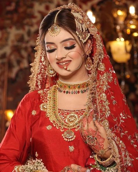 Pakistani Makeup Looks, Bridal Makeup Pictures, Awkward Wedding Photos, Best Couple Pics For Dp, Bridal Makeup Images, Latest Bridal Dresses, Couple Pics For Dp, Bridal Makeup Natural, Bollywood Hairstyles