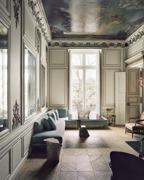 House of Marble on Instagram: “The Parisian home of @pierrehardy and @christopherturnier designed by @vdecotiis 📸 @francoishalard #houseofmarble” Vincenzo De Cotiis, 70s Interior, Italian Interior, Apartment In Paris, Style Français, Parisian Apartment, Paris Design, Pierre Hardy, Paris Apartments