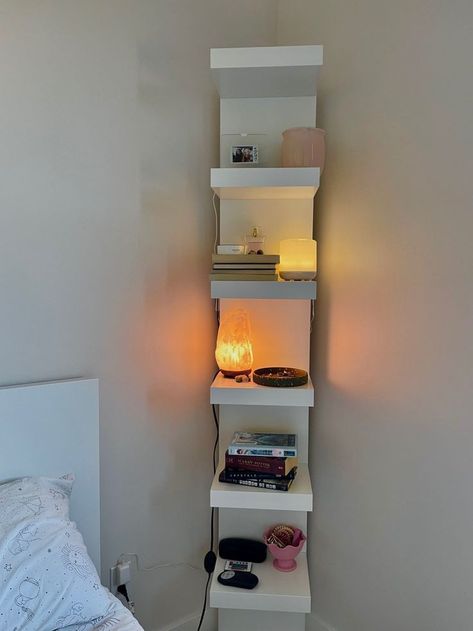 Shelf Rack Ideas Bedroom, Bedroom Ikea Shelf, Room Shelf Decor Aesthetic, Small Room Decor Ideas Minimalist, Room Decor Inspo Wall Shelves, Shelf Wall Aesthetic, Side Shelf Bedroom, Ikea Shelf Decor Bedroom, Aesthetic Ikea Room