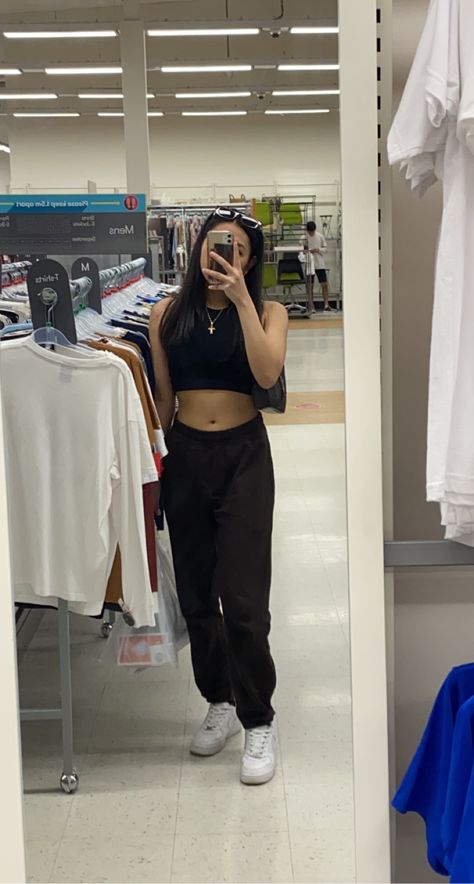 Black Racer Top Outfit, Styling Black Sweatpants, Crop Top And Sweatpants Outfits, How To Style Black Sweatpants, Sweatpant Outfits, Black Top Outfit, Crop Top And Sweatpants, Brown Sweatpants, Black Racer