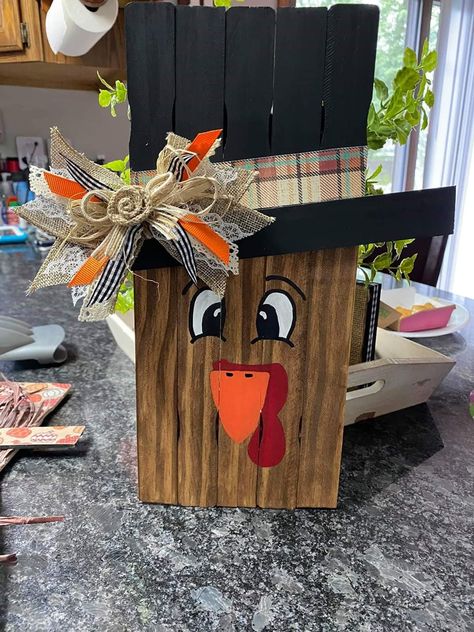 Thanksgiving Wood Crafts, Thanksgiving Crafts Decorations, 2x4 Crafts, Fall Pumpkin Sign, Fall Wood Crafts, Fall Decor Diy Crafts, Fall Arts And Crafts, Thanksgiving Decorations Diy, Fall Halloween Crafts