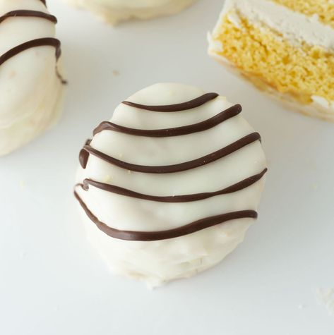 Make these GIANT Homemade Zebra Cakes using a doctored cake mix, a delicious fluffy buttercream, and candy coating! Remaking Little Debbies are a fun weekend baking project & taste so much better than store-bought! Diy Zebra Cake, Zebra Cake Recipe, Design Eat Repeat, Fluffy Buttercream, Little Debbie Snack Cakes, Zebra Cakes, Debbie Snacks, Copy Cats, Chocolate Melting Wafers