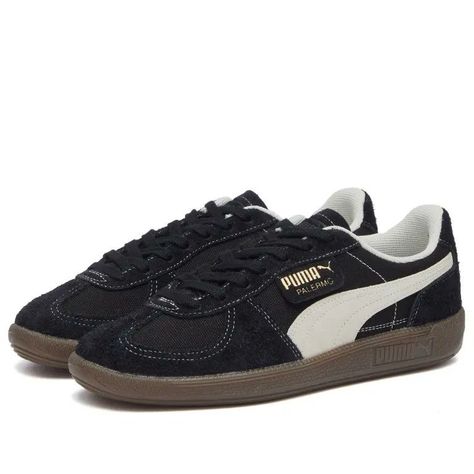 PUMA Palermo vintage "black Frosted ivory" Straight from the archives comes the Puma Palermo Vintage. This classic Terrace shoe debuted in the 80s and is now back for its fans. With its signature T-toe construction and classic rubber sole, this version also features a textile upper and suede overlays. Womens Puma Sneakers, Puma Palermo, Vintage Sneakers, Puma Sneakers, Moon Boots, Sporty And Rich, Clarks Originals, Pumas Shoes, The 80s