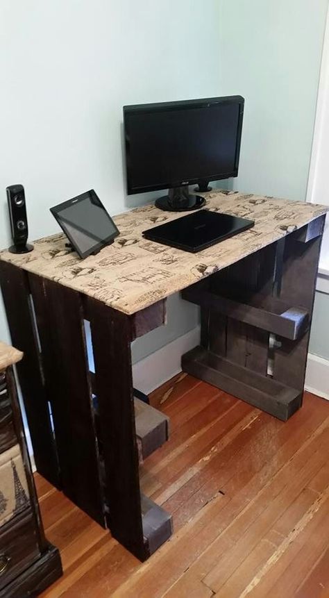 Pallet Desk, Computer Desk Design, Diy Computer Desk, Desk Diy, Desk Organization Diy, Desk Computer, Desk Ideas, Work Diy, Gaming Desk