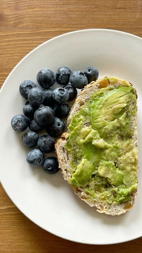 Avocado Recipes Toast, Avocado Breakfast Aesthetic, Breakfast Healthy Aesthetic, Avocado Toast Recipe Healthy, Aesthetic Avocado Toast, Food Breakfast Aesthetic, Avocado Toast Aesthetic, Avocado Toast Ideas, Healthy Breakfast Aesthetic