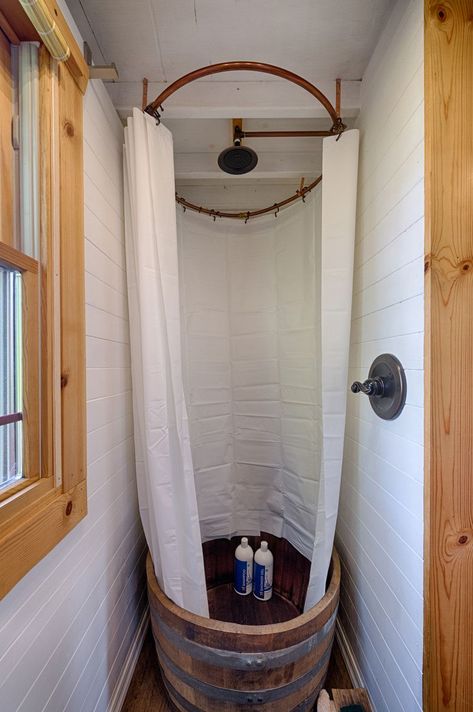 33 Small Shower Ideas for Tiny Homes and Bathrooms Small Shower Ideas, Tiny House Bathtub, House Bathroom Designs, Small Shower, Small Bathtub, Bathroom Shower Design, Tiny House Inspiration, Small Showers, Tiny House Bathroom