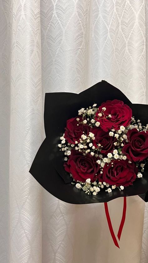 Red Roses Bouquet For Boyfriend, Red Roses Black Bouquet, Boquetes Of Flowers For Guys, Rose Bouquet For Boyfriend, Black And Red Flower Bouquets, Black And Red Roses Bouquet, Rose Bouquet For Men, Red And Black Bouquets, Bouquet Of Flowers For Men