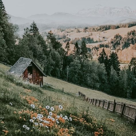 Howl's Moving Castle Aesthetic, Cottagecore Life, Howl Pendragon, Castle Aesthetic, Howl's Moving Castle, Country Landscaping, Ghibli Movies, Howls Moving Castle, Pretty Photos