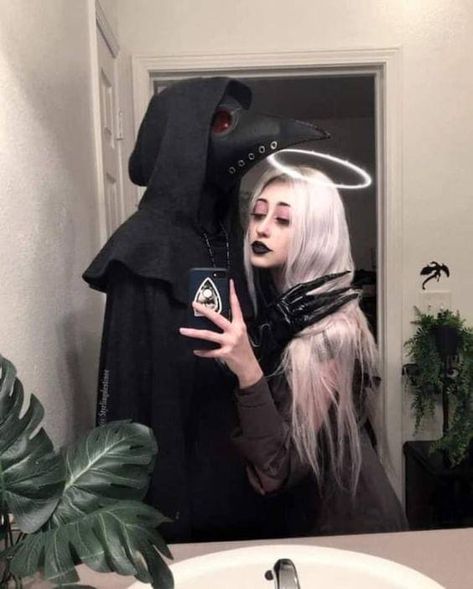 Scary Couples Costumes, Scary Couples Halloween Costumes, Plague Doctor Costume, Unique Couple Halloween Costumes, Couple Cosplay, Halloween Parejas, Drag Make-up, Couples Halloween Outfits, Cute Couple Halloween Costumes