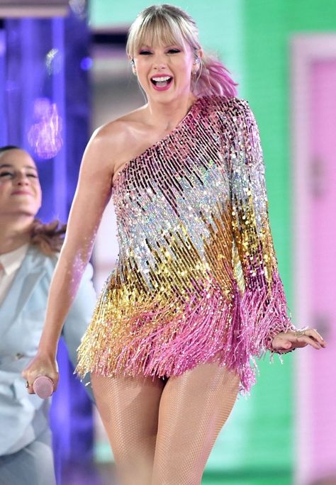 Taylor Swift Performance @ Billboard Music Awards 2019  Taylor Swift , performance , one shoulder dress ,sequin dress, rainbow dress , tassel dress, mini dress , stage costume , pink hair , bbmas 2019 , showstopper, show opener , long sleeve Talar Swift, Pretty Celebs, Famous Females, Getting Over Her, Lover Era, Fest Outfits, Estilo Taylor Swift, Romee Strijd, All About Taylor Swift