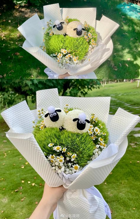 Flower Bouquet With Stuffed Animal, Unique Bouquet Ideas Gift, Animal Flower Bouquet, Stuffed Animal Bouquet, Diy Sheep Craft, Unique Bouquet Ideas, Shaun Sheep, Sheep Diy, Creative Bouquet