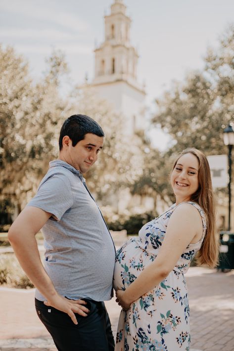 Maternity Couple Shoot Ideas, Funny Maternity Photoshoot, Pregnancy Couple Photos, Couple Pregnancy Pictures, Funny Maternity Photos, Funny Couple Poses, Baby Bump Photoshoot, Maternity Photography Beach, Pregnancy Announcement Photoshoot