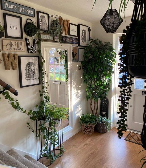 Hallway Aesthetic Apartment, Plant Wall Entryway, Entry Hall Ideas, Hallway Plants, Goth Home, Boho House, Home Entrance Decor, Living Room Remodel, Entrance Decor