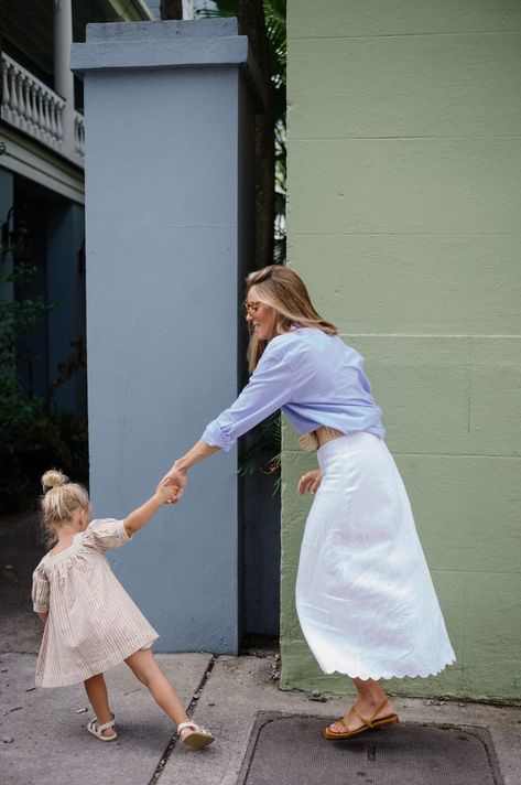 Julia Berolzheimer Summer Outfits, Fascinating Womanhood, Aesthetic Motherhood, Summer Maternity Fashion, Julia Berolzheimer, Mum Fashion, Spring Fits, Linen Midi Dress, Linen Shirt Dress