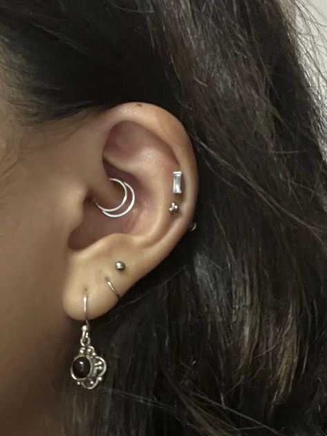 Multiple Ear Piercings Silver, Ear Piercing Curation Silver, Grunge Earrings Piercings, Ear Layout, Ear Piercing Layout, Ear Stacking, Ear Peircings, Grunge Earrings, Piercing Inspo