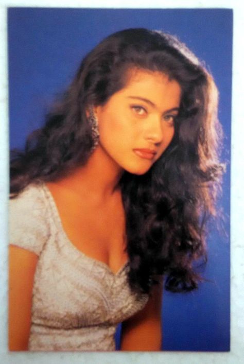 Kajol Devgan, 90s Bollywood Fashion, 90s Bollywood Actress, Bollywood Makeup, 90s Bollywood Aesthetic, Juhi Chawla, Bollywood Hairstyles, 90s Bollywood, Bollywood Outfits