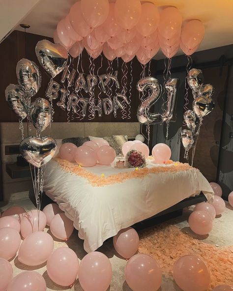 Pink Birthday Room Decorations, Aesthetic Birthday Decoration Ideas, Ballons Decoration Birthday, Birthday Ideas Photoshoot, 21st Bday Party Ideas, Heart Birthday Cake, 18th Birthday Party Themes, Birthday Room, Girly Christmas Gifts