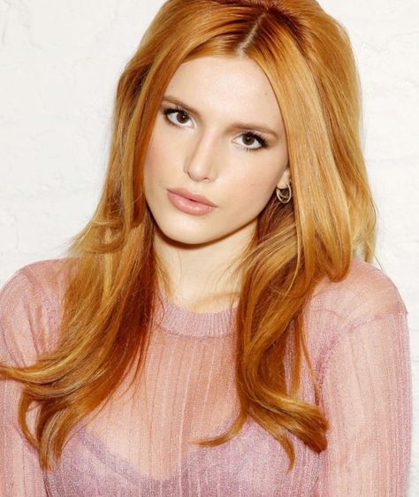 Bella Thorne Bella Thorne Hair, Spicy Pisces, Bella Thorne Style, People Reference, Film Crew, Roleplay Characters, Bella Thorne, Dark Hair, It Cast