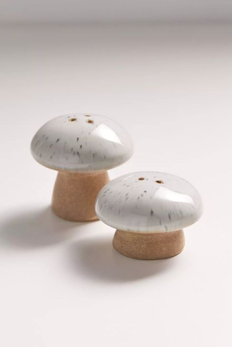 Mushroom Salt, Deco Fruit, Salt & Pepper Shakers, Salt N Pepper, Cerámica Ideas, Mushroom Design, Pottery Crafts, Salt Shaker, Ceramics Ideas Pottery