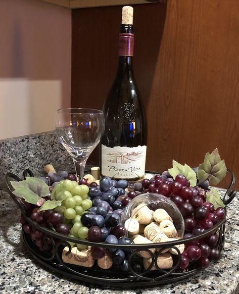 Wine Table Decor Ideas, Wine Theme Kitchen Ideas, Italian Style Decorating Ideas, Tuscan Apartment Decor, Tuscan Centerpiece Ideas, Italian Kitchen Decor Tuscan Style, Tuscan Table Decor, Tuscany Patio, Rustic Tuscan Decor