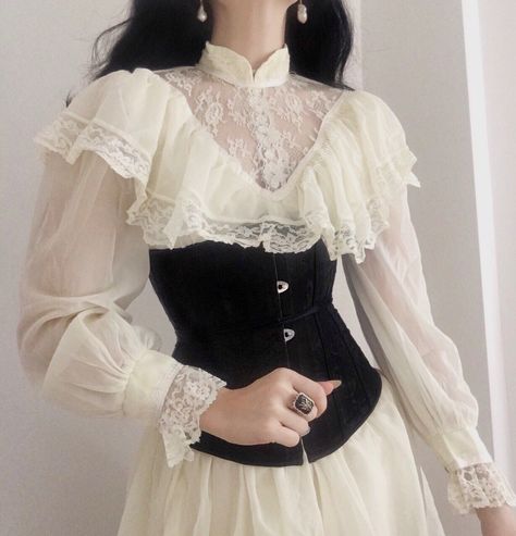 Mode Harajuku, Old Fashion Dresses, Dresses Aesthetic, Princess Dresses, Fairytale Dress, Vestidos Vintage, Black Corset, Looks Chic, Character Outfits