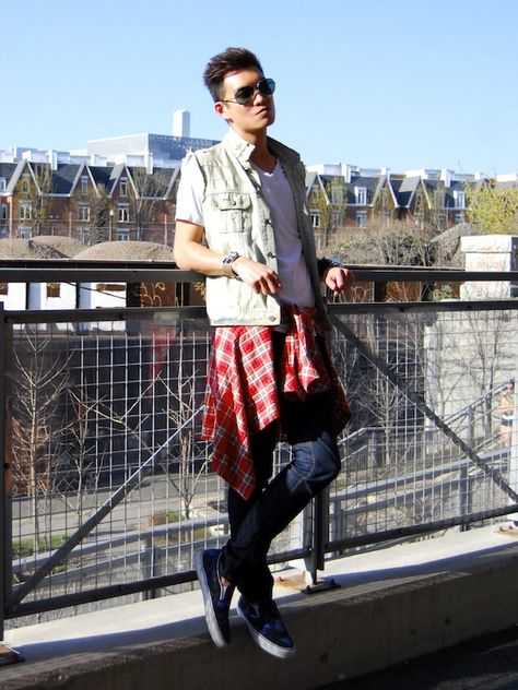 The plaid shirt around the waist has become so popular ..and I'm really diggin it! How To Tie Shirt Around Waist, Flannel Around Waist Outfit, Flannel Around Waist, Shirt Around Waist, How To Wear Flannels, Plaid Shirt Outfits, Mens Fashion Editorial, Grunge Shirt, Short Men Fashion