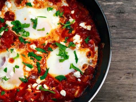 Oeufs à la flamenco (espagne) : Recette d'Oeufs à la flamenco (espagne) - Marmiton Brunch Salads, Easy Shakshuka Recipe, Eggs Poached, Shakshuka Recipes, Pan Pita, Breakfast Eggs, Spicy Tomato Sauce, Easy Brunch, Egg Dish