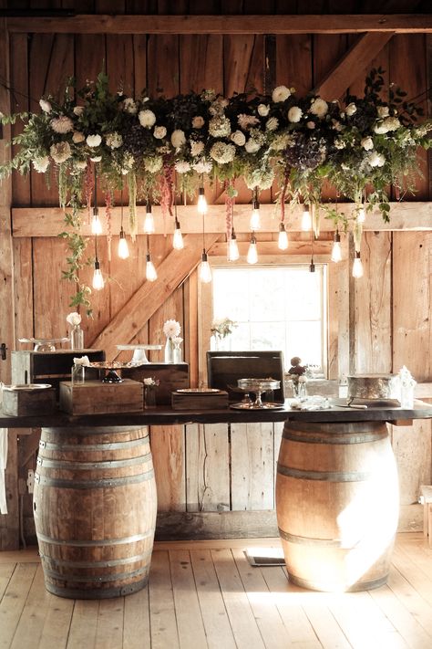 Outdoor Wedding Foods, Event Space Decor, Barn Wedding Inspiration, Western Themed Wedding, Wedding Backyard Reception, Barn Parties, Reception Table Decorations, Flower Hanging, Garden Wedding Decorations