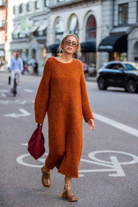 Street Style - Day 3 - Copenhagen Fashion Week Spring/Summer 2022 Casual Wear Dress, Copenhagen Style, Copenhagen Fashion Week, Looks Street Style, Long Sleeve Knit Dress, 가을 패션, Looks Style, Mode Inspiration, Audrey Hepburn