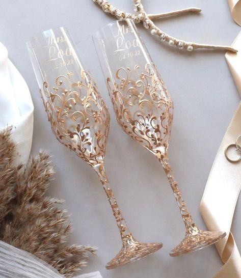 Personalized Wedding Glasses, Custom Champagne Glasses, Book Ring, Unique Wedding Colors, Champagne Toasting Flutes, Toasting Flutes Wedding, Wedding Wine Glasses, Wedding Flutes, Gold Wedding Theme