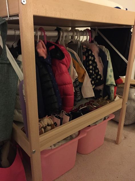 Sniglar Changing Table, Sniglar Hack, Ikea Changing Table Hack, Ikea Changing Table, Bunk Bed Hacks, Simple Kids Rooms, Simple Playroom, Room Ideas For Girls, Mini Closet