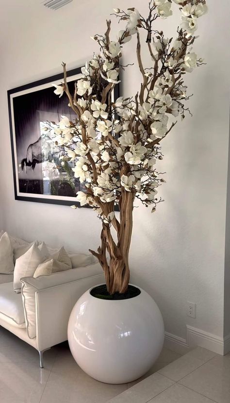 Floor Vase Decor, Decor Inspiration Diy, Tree Branch Decor, House Interior Design Styles, Indian Home Design, Homemade Home Decor, Tall Vase, Plant Decor Indoor, Deco Boheme