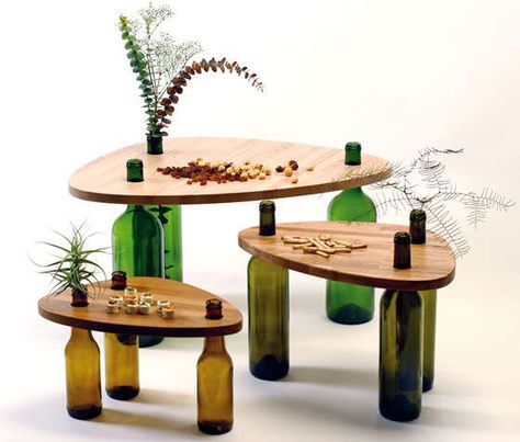 Recycler Diy, Wine Bottle Table, Recycled Wine Bottles, Eco Friendly Furniture, Wine Craft, Wine Table, Wine Bottle Art, Diy Recycle, Multifunctional Furniture