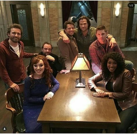 Rowena, Chuck, Crowley, Castiel, Sam, Dean and Billie! Supernatural Rowena, Scooby Doo Pictures, Supernatural Wallpaper, Supernatural Pictures, Jared And Jensen, Casting Pics, Supernatural Memes, Supernatural Fans, Supernatural Funny