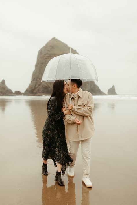 A Moody, Rainy Day in Cannon Beach | Lauren Mihae Photography Clear Umbrella Photoshoot, Clear Umbrella Photography, Umbrella Photoshoot, Rainy Beach, Rainy Photoshoot, Rainy Engagement Photos, Engagement Pictures Beach, Rainy Day Photos, Photography Moodboard