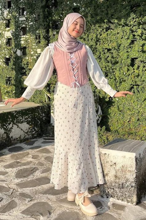 Pink Dress Hijab, Muslimah Fashion Outfits Dresses, Vintage Outfit Hijab, Outfit Vintage Hijab, Coquette Hijab, Pink Outfit Hijab, Ootd Pastel, Outfit Hijab Ideas, Modest Girly Outfits