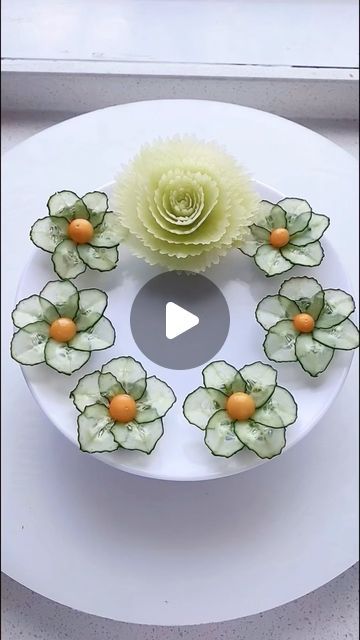 Beautiful Garnishes, Cucumber Art, Salad Decoration Ideas, Cucumber Flower, Flower Salad, Make Decorations, Beautiful Food Presentation, Dandelion Jelly, Cucumber Canning