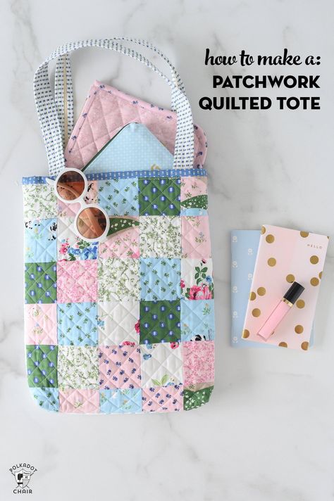 Use your Fabric Scraps to Make a Patchwork Quilted Tote Bag Sewing Patchwork Ideas, Patchwork Tote Bags Free Pattern, Patchwork Projects Ideas, Diy Quilted Tote Bag, Sewing Tote Bags Pattern Free, Quilted Bag Patterns Free, Diy Quilted Bag, Quilted Tote Bags Tutorial, Country Bags