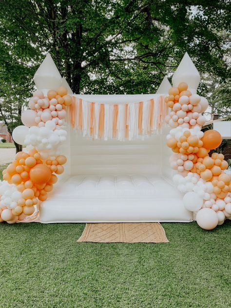 Bounce House Decor, Large Balloon Arch, Preppy Balloon Arch, Balloon Arch Bounce House, Softplay Business, Balloon Arch On Bounce House, Balloons On Bounce House, Aesthetic Bounce House, Balloon Garland On Bounce House