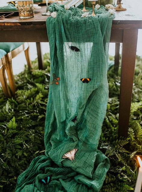 Table Runner Wedding Ideas, Sendoff Ideas, Emerald Green Wedding, Boho Wedding Theme, Table Runner Wedding, Green Wedding Inspiration, Bohemian Table, Emerald Green Weddings, Pinterest Wedding